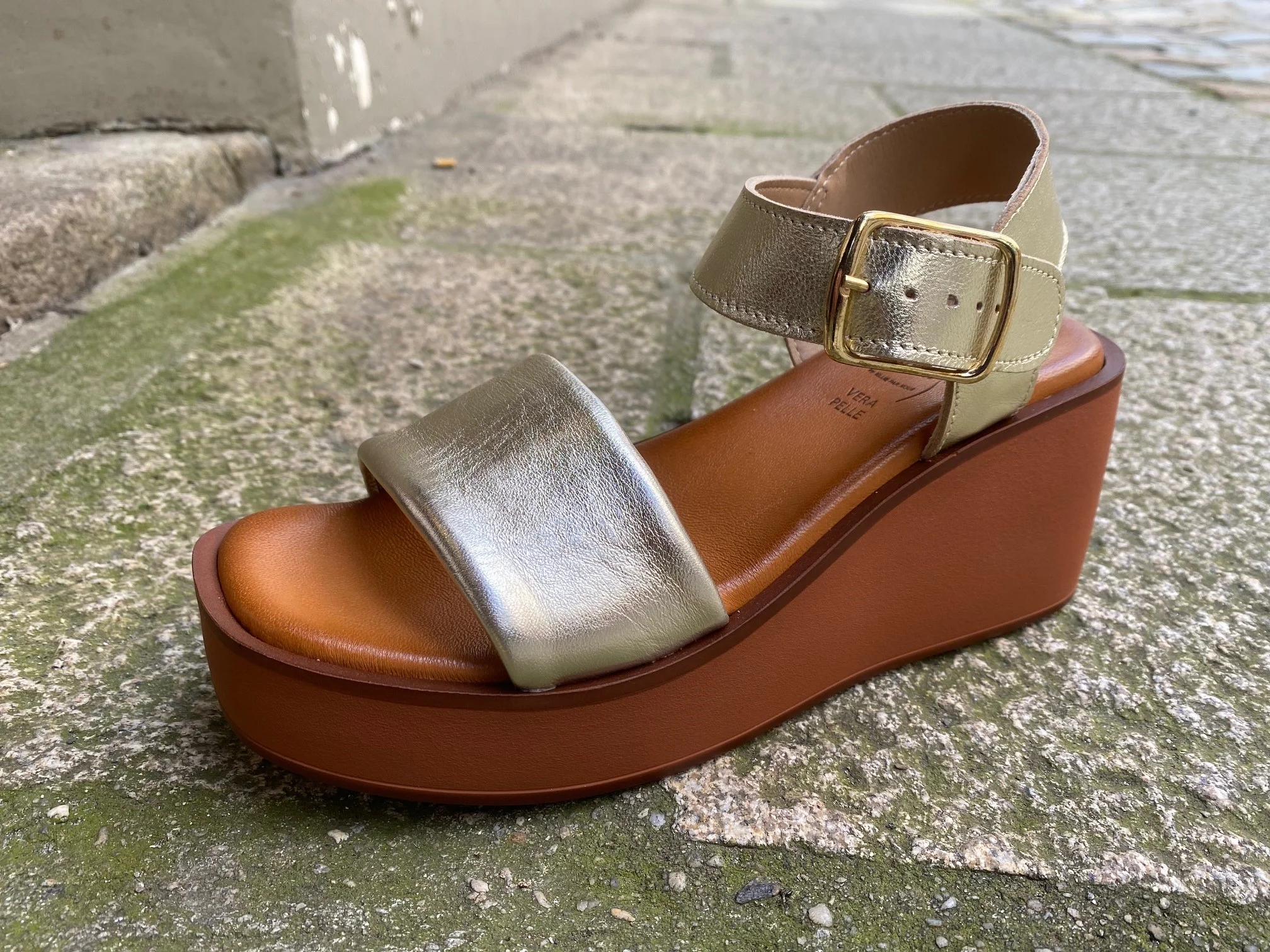 Sandale cuir souple compensée