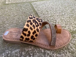 Sandale plate léopard et strass