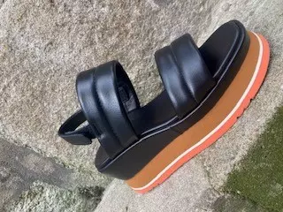 Sandale noire plateforme et scratch