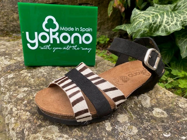Sandale noire petit talon motif zèbre Yokono
