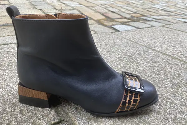 Bottines en cuir noir à talon et boucle