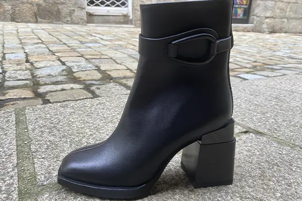 Bottines en cuir noir talon carré