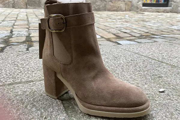 Bottines en cuir daim à talon