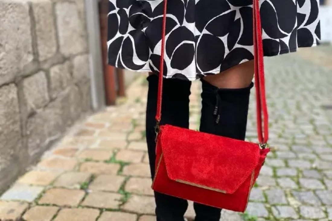 robe blanche noir sac rouge cuissarde